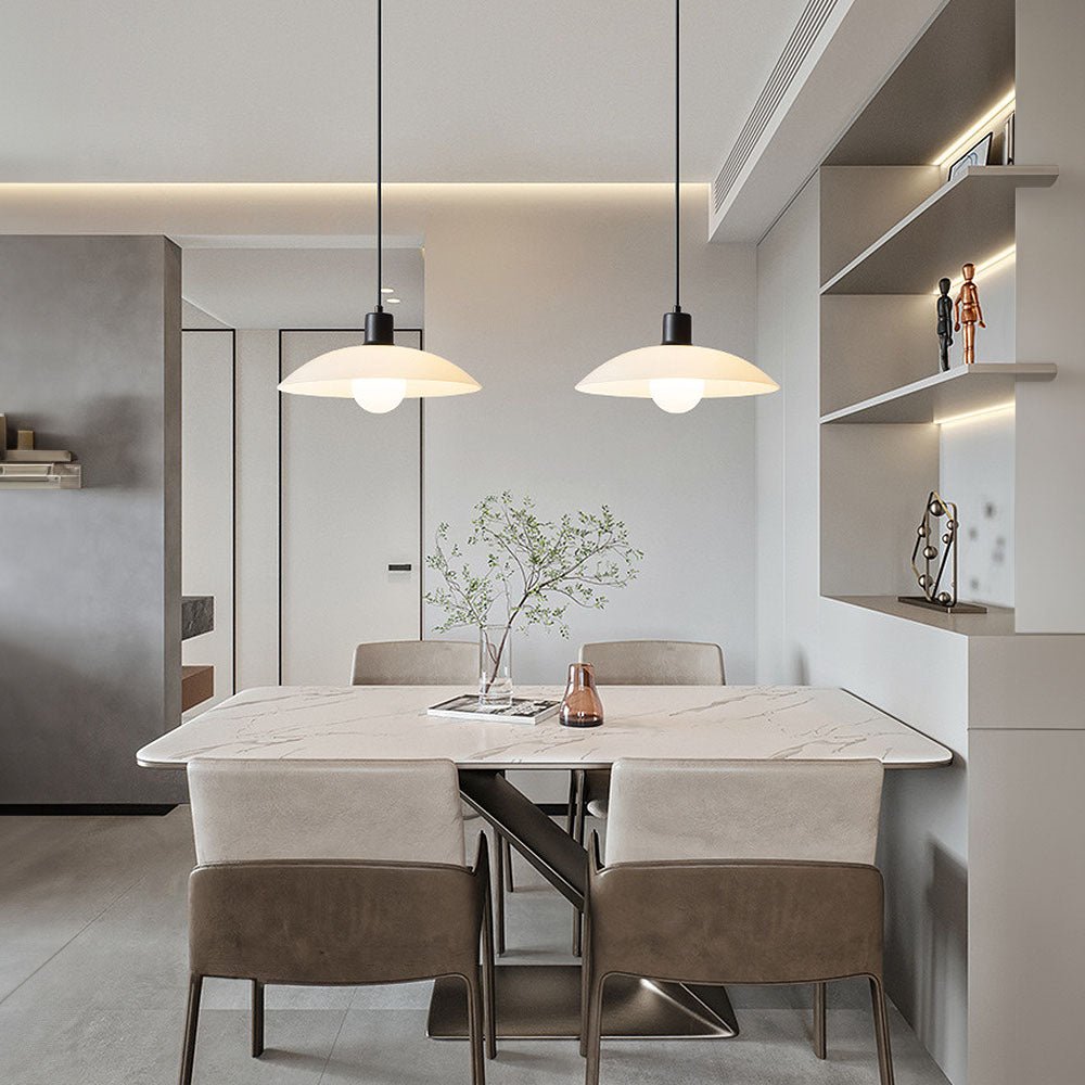 Minimalistyczna lampa wisząca z białego szkła warstwowego