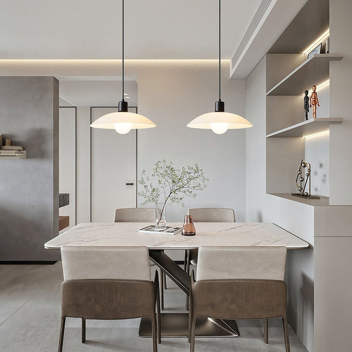 Minimalistyczna lampa wisząca z białego szkła warstwowego