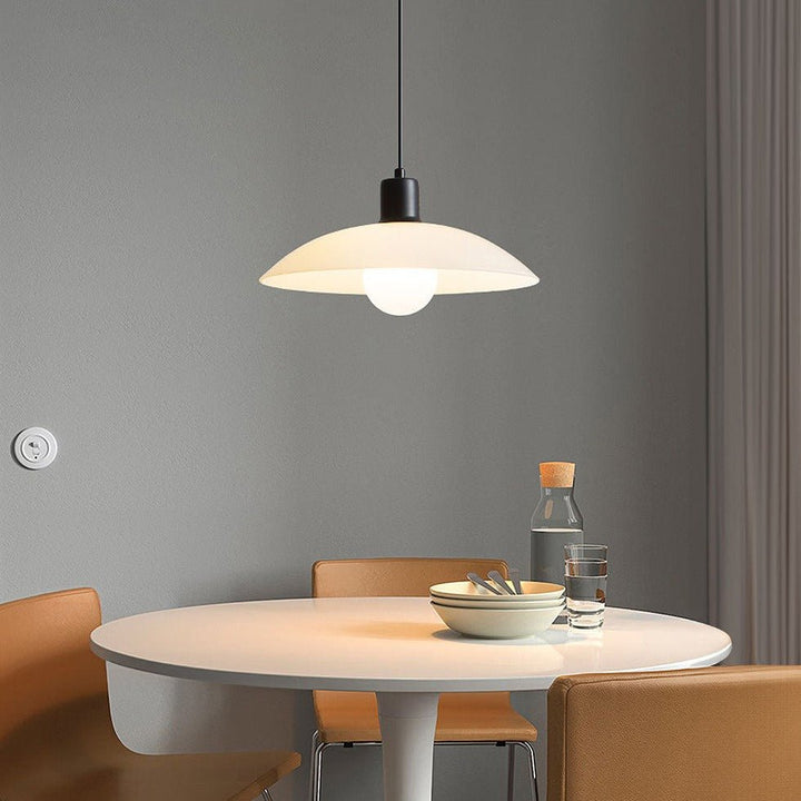 Minimalistyczna lampa wisząca z białego szkła warstwowego