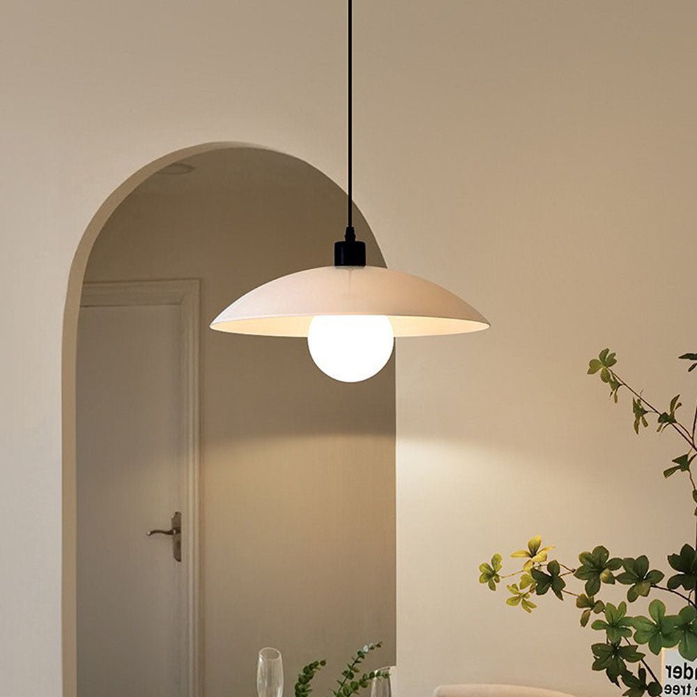 Minimalistyczna lampa wisząca z białego szkła warstwowego