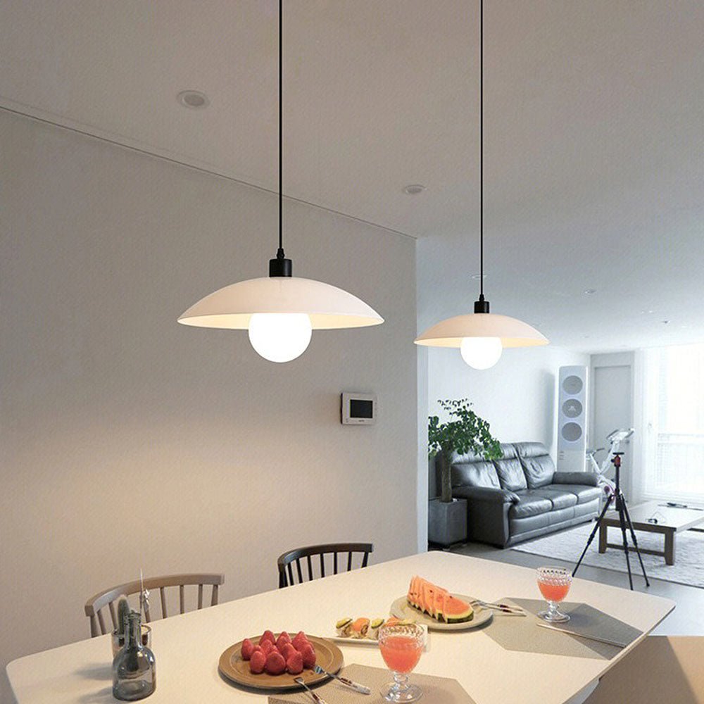 Minimalistyczna lampa wisząca z białego szkła warstwowego