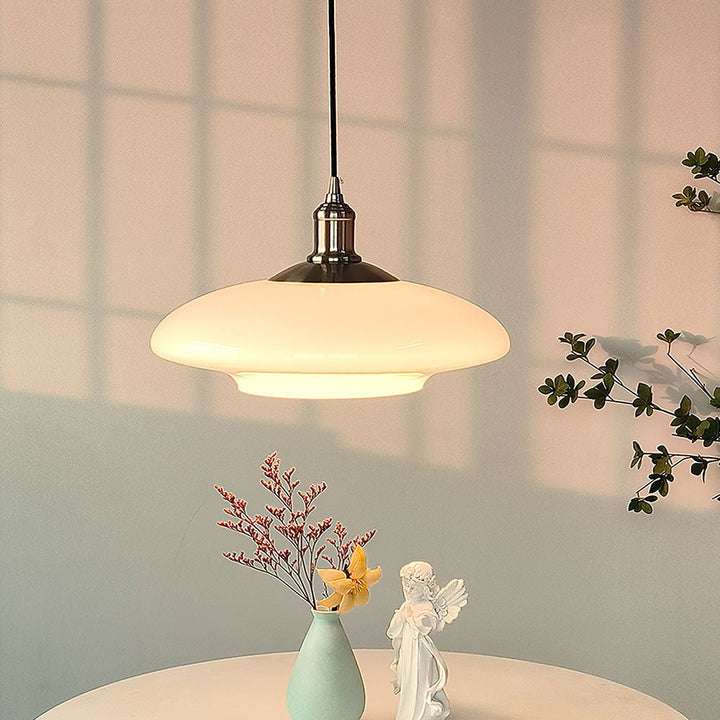 Nowoczesna lampa wisząca z białego szkła