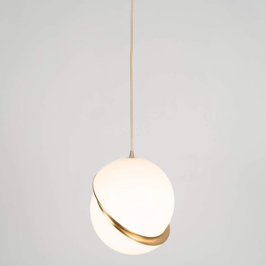 Lampa wisząca w kształcie półksiężyca