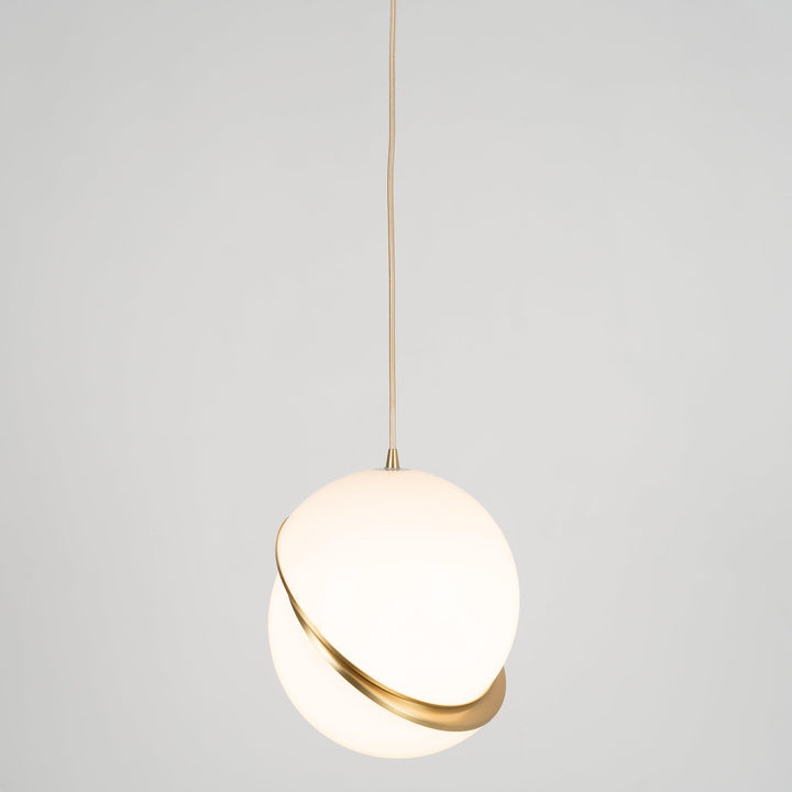 Lampa wisząca w kształcie półksiężyca