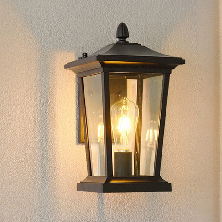 Lampka ścienna z wodoodpornym szklanym kloszem w stylu wiejskim
