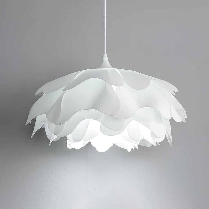 Biała lampa wisząca w kształcie kwiatu