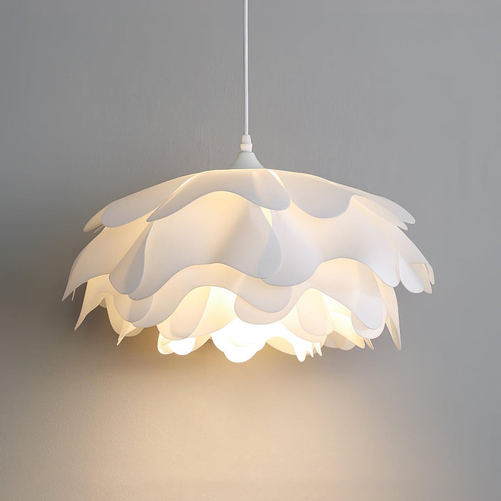 Biała lampa wisząca w kształcie kwiatu