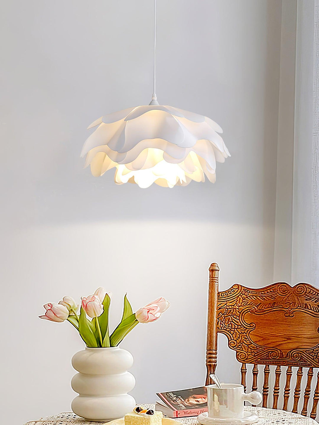 Biała lampa wisząca w kształcie kwiatu