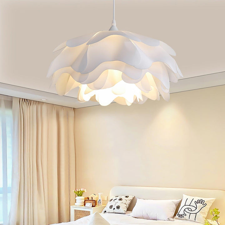 Biała lampa wisząca w kształcie kwiatu