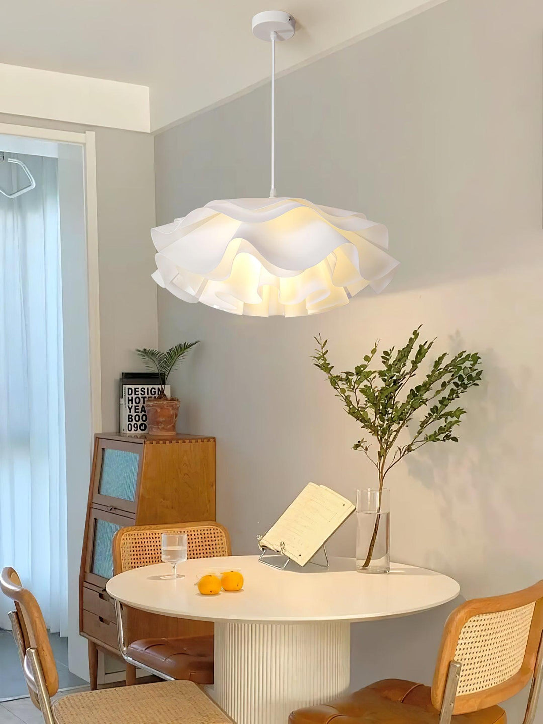 Biała lampa wisząca w kształcie kwiatu