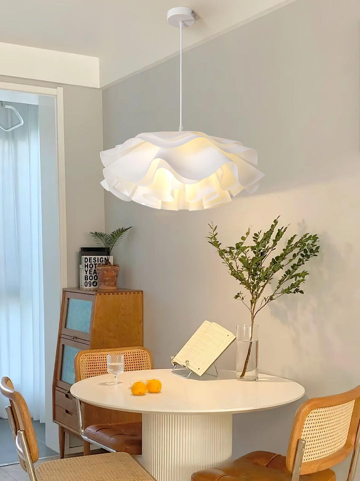Biała lampa wisząca w kształcie kwiatu