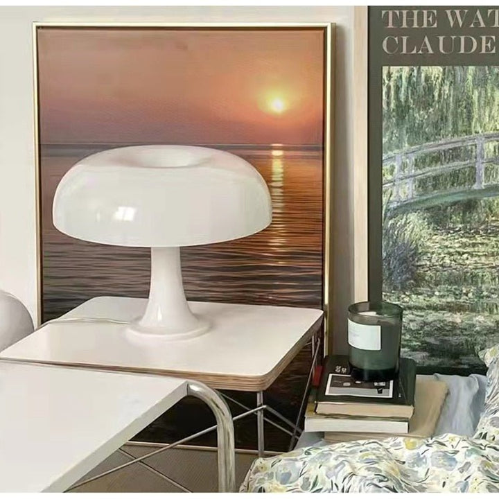 Minimalistyczna lampa stołowa w kształcie grzyba