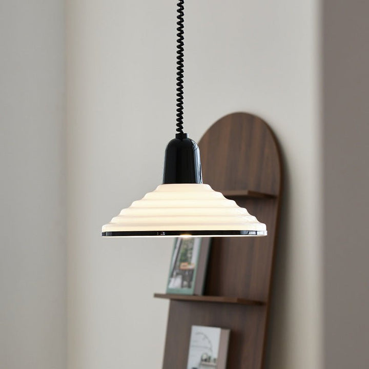 Francuska lampa wisząca z szklanym kloszem w kolorze kremowym