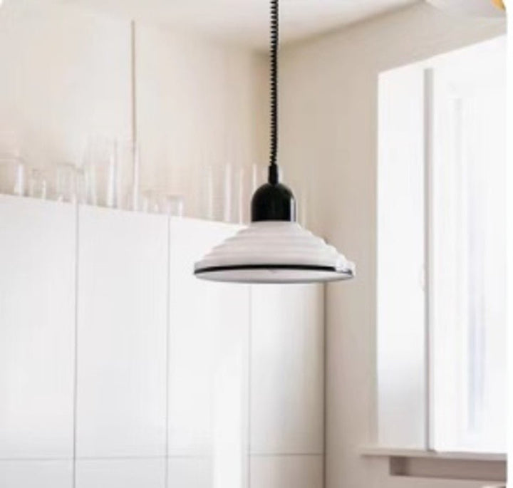 Francuska lampa wisząca z szklanym kloszem w kolorze kremowym