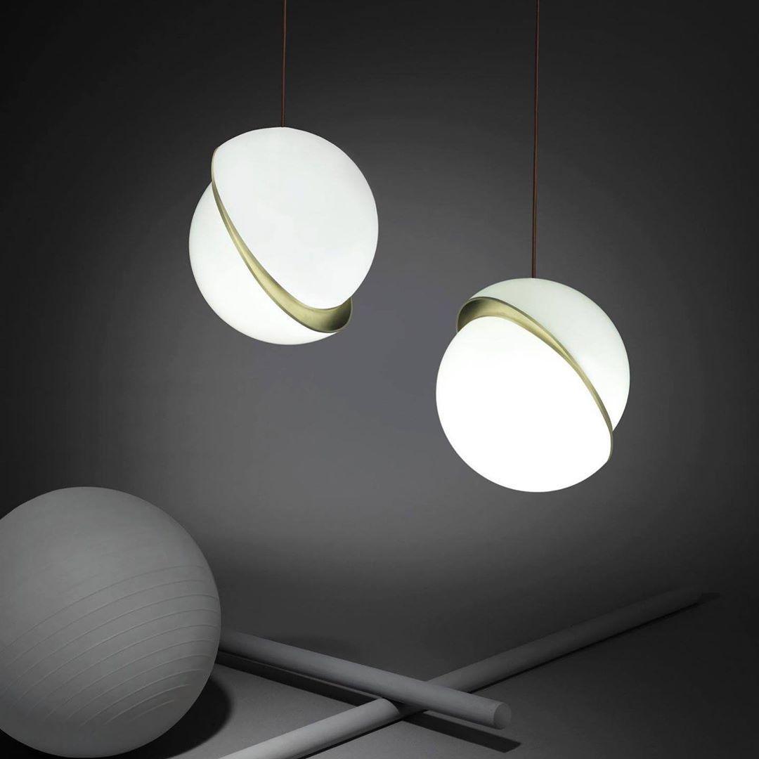 Lampa wisząca w kształcie półksiężyca