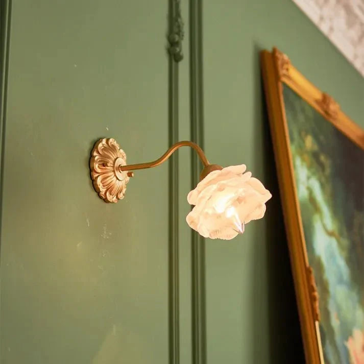 Vintage miedziana lampa ścienna w kształcie płatka kwiatu