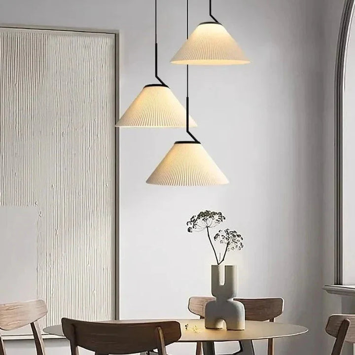 Nordycka plisowana lampa wisząca w kolorze kremowym