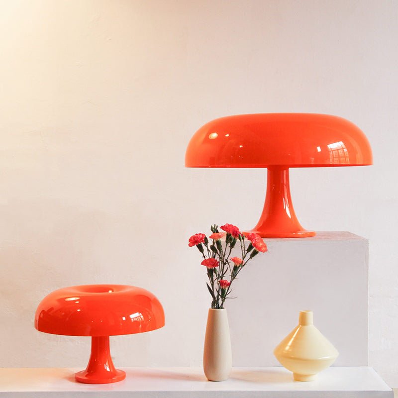 Minimalistyczna lampa stołowa w kształcie grzyba
