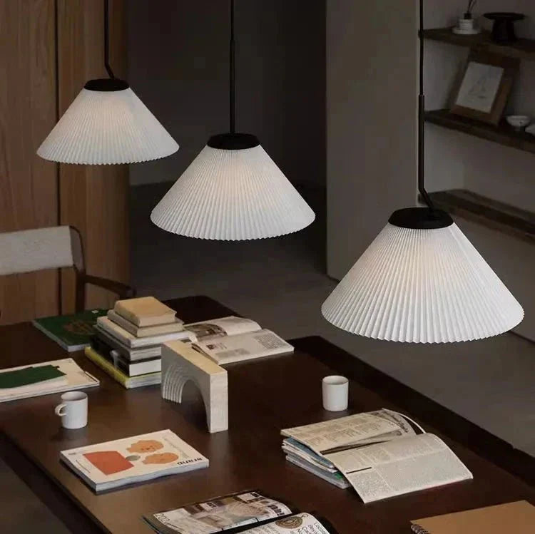 Nordycka plisowana lampa wisząca w kolorze kremowym