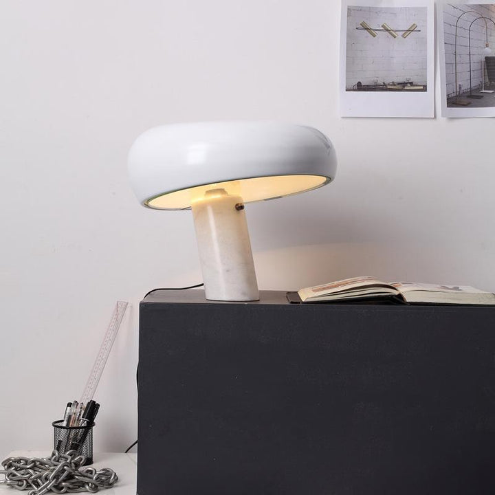 Marmurowa lampa dekoracyjna stołowa