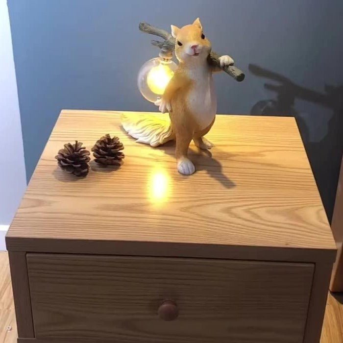 Lampka stołowa w kształcie wiewiórki
