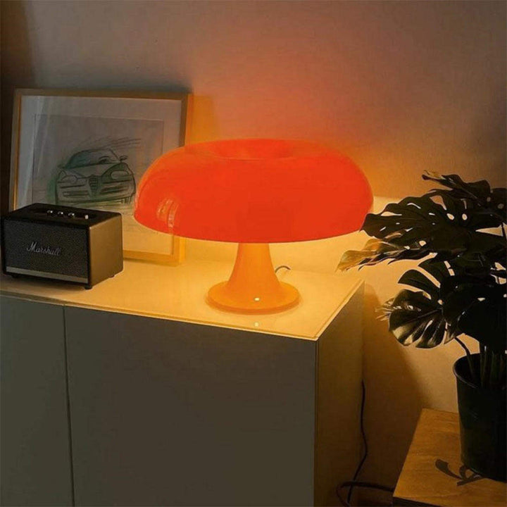 Minimalistyczna lampa stołowa w kształcie grzyba