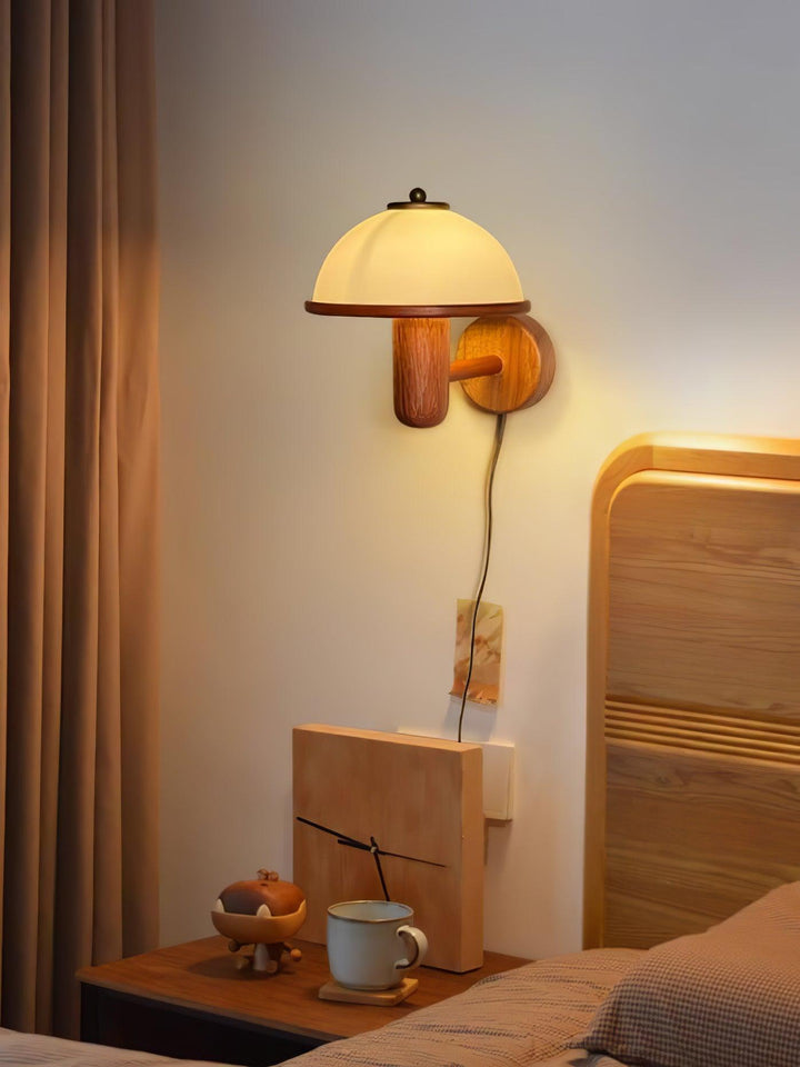 Lampa ścienna z drewna w kształcie grzyba