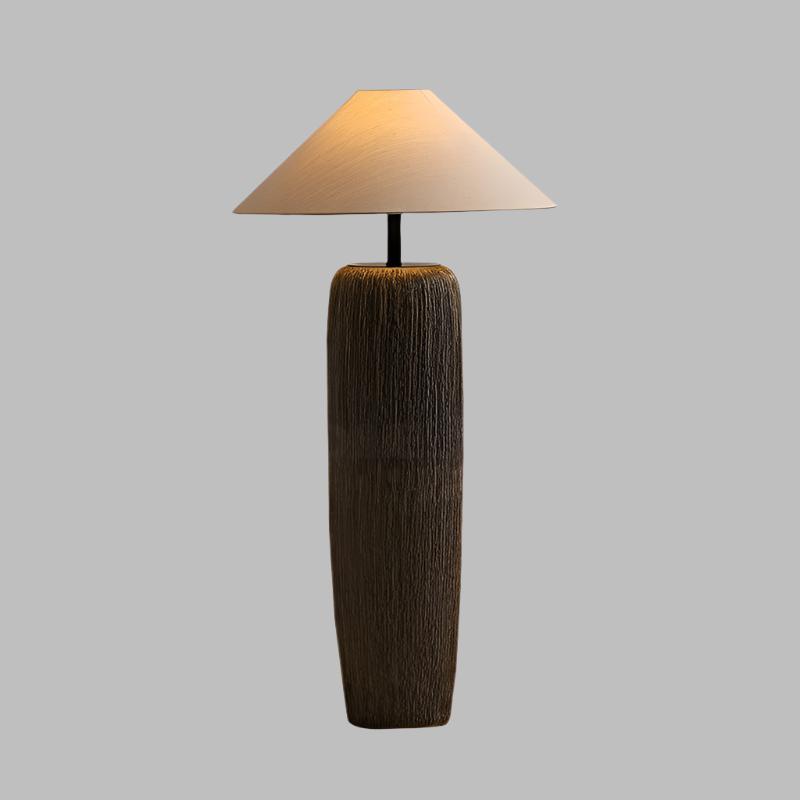 Zniszczona drewniana lampa podłogowa