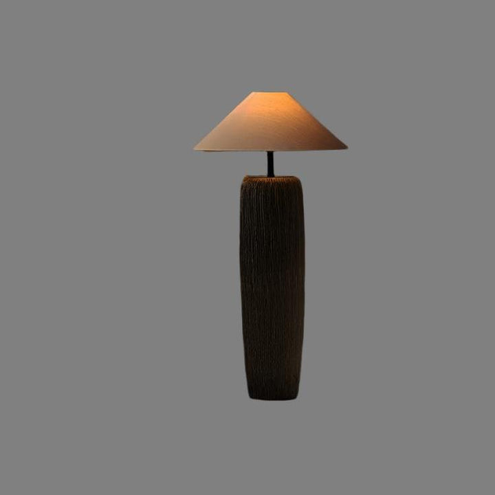 Zniszczona drewniana lampa podłogowa