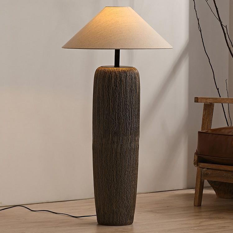 Zniszczona drewniana lampa podłogowa