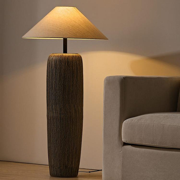 Zniszczona drewniana lampa podłogowa
