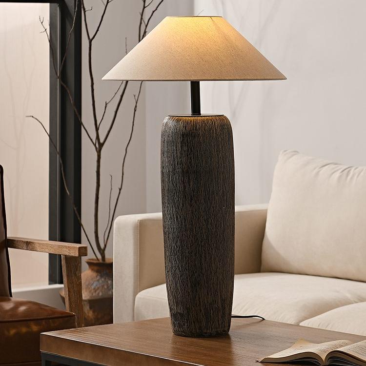 Zniszczona drewniana lampa podłogowa