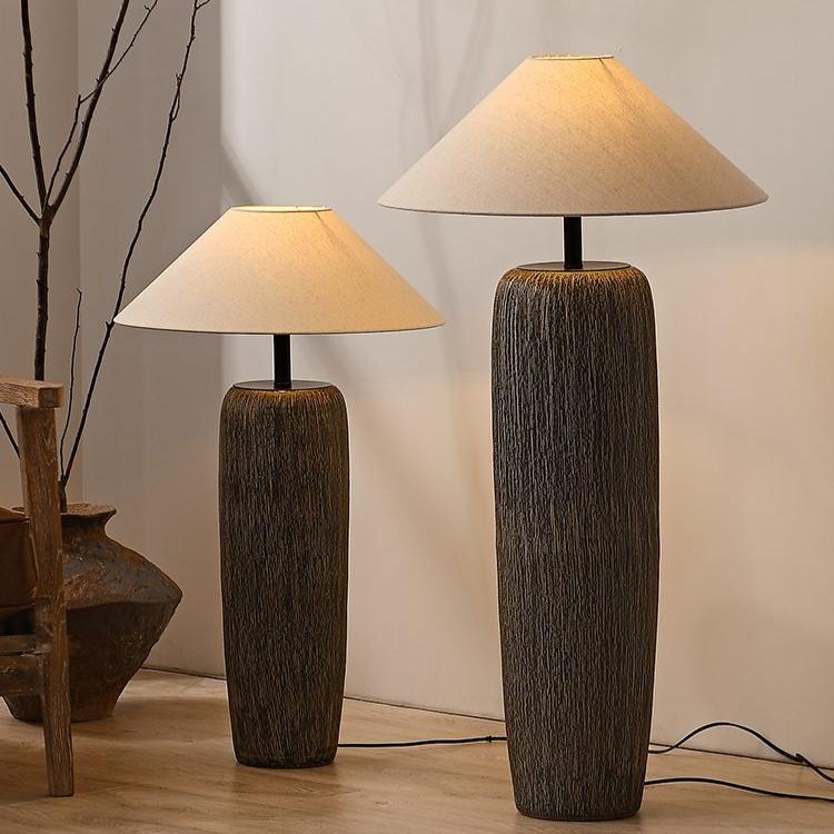 Zniszczona drewniana lampa podłogowa