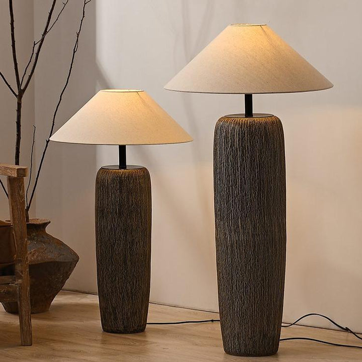 Zniszczona drewniana lampa podłogowa