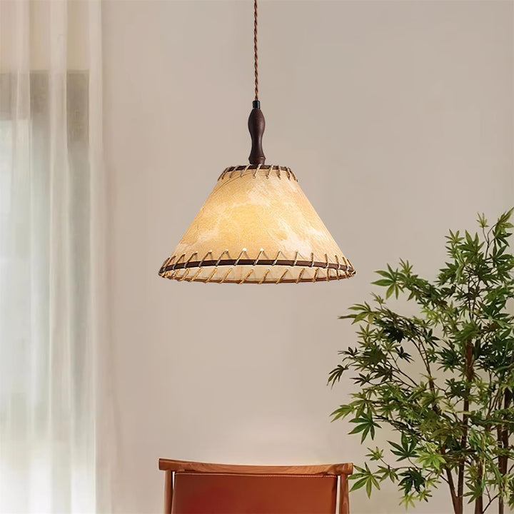 Lampa wisząca z drewna i tkaniny