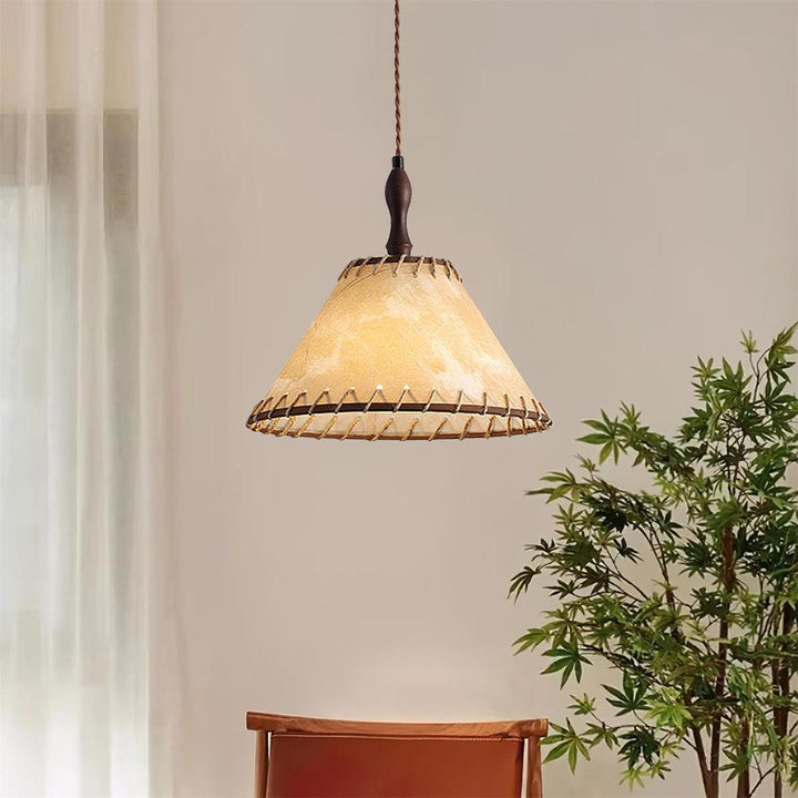Lampa wisząca z drewna i tkaniny