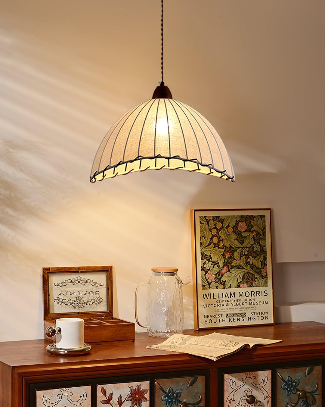 Lampa wisząca z drewna i tkaniny