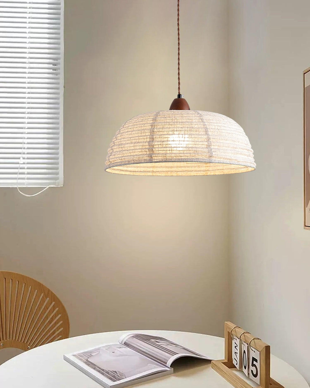 Lampa wisząca z drewna i tkaniny