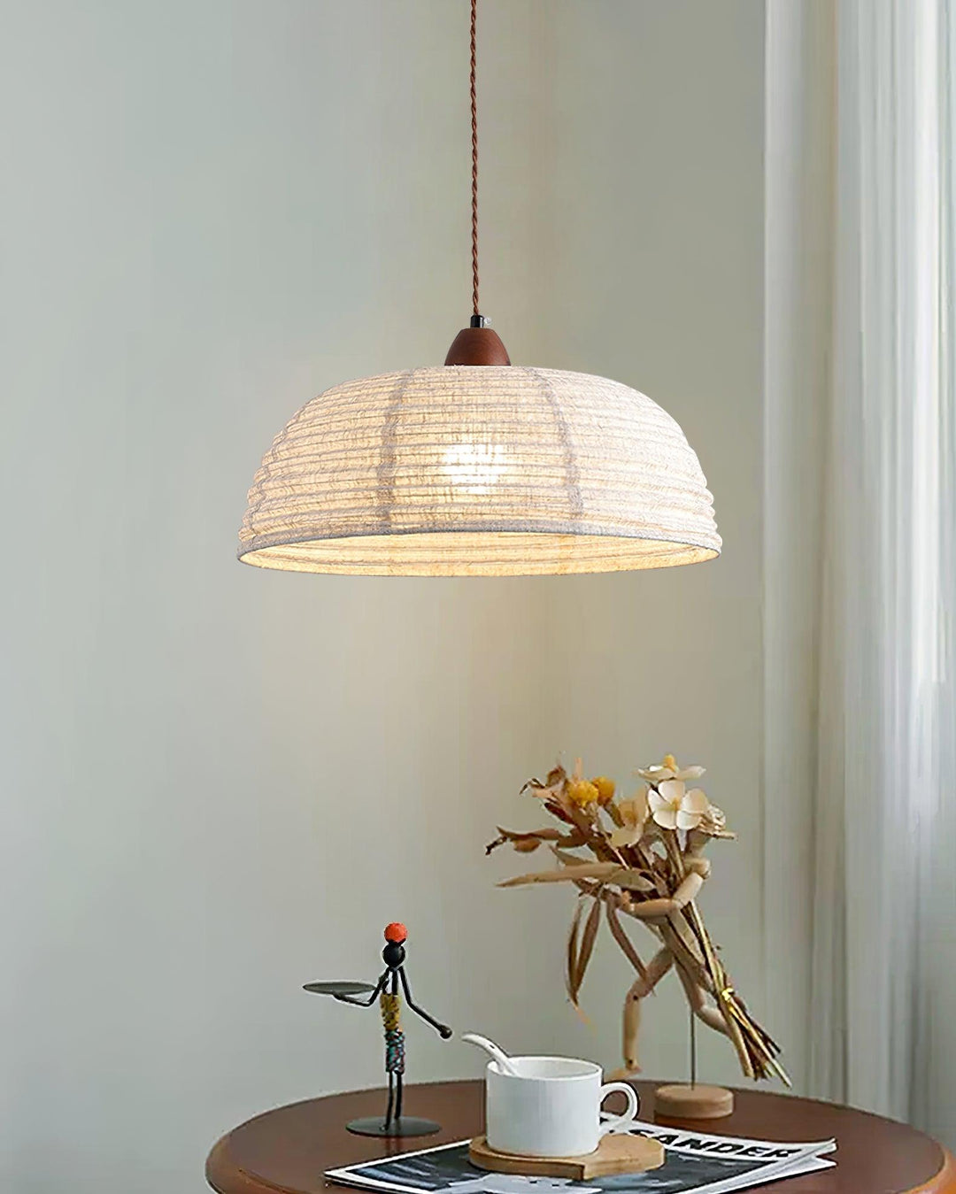 Lampa wisząca z drewna i tkaniny