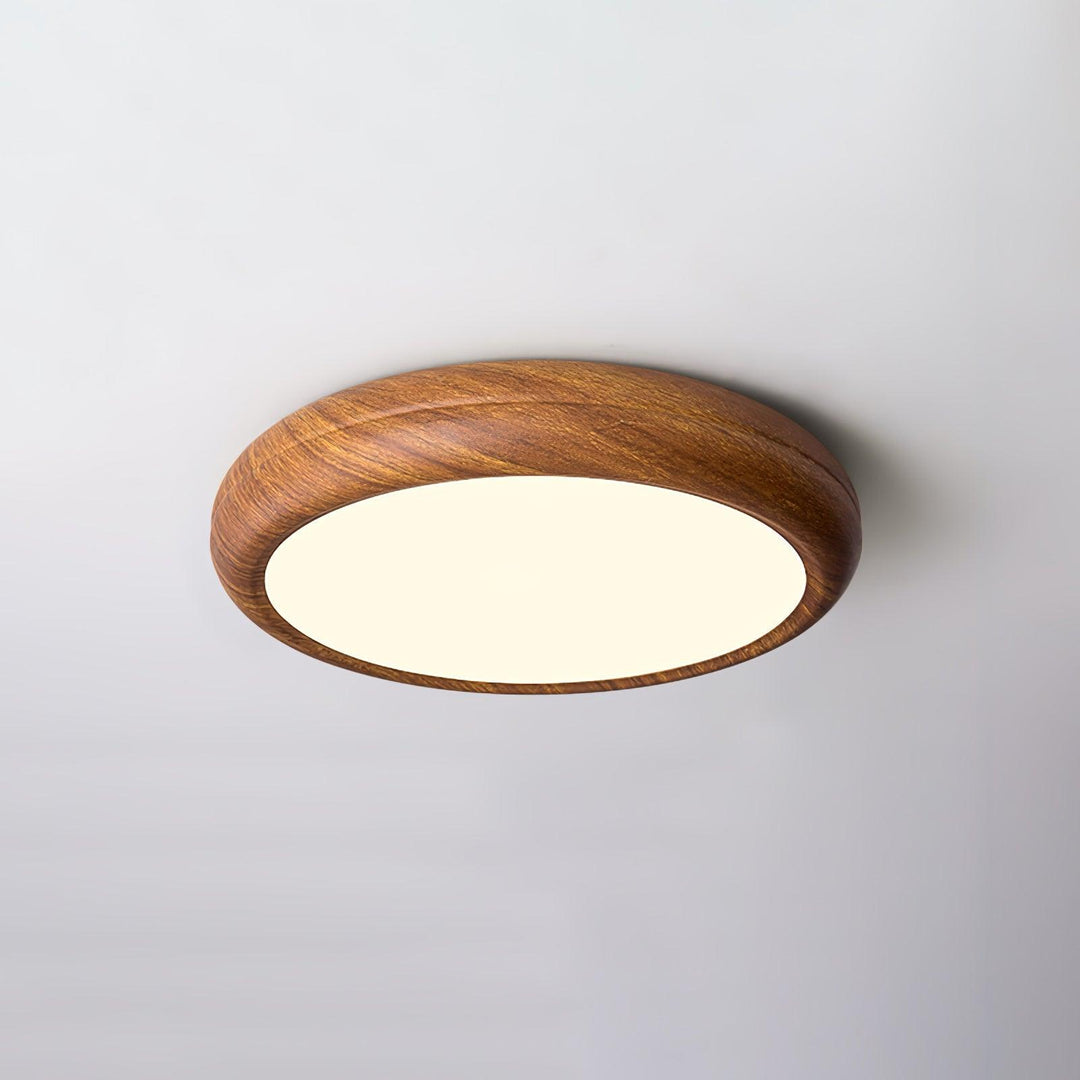 Okrągła lampa sufitowa z drewnianym wykończeniem