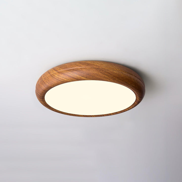 Okrągła lampa sufitowa z drewnianym wykończeniem