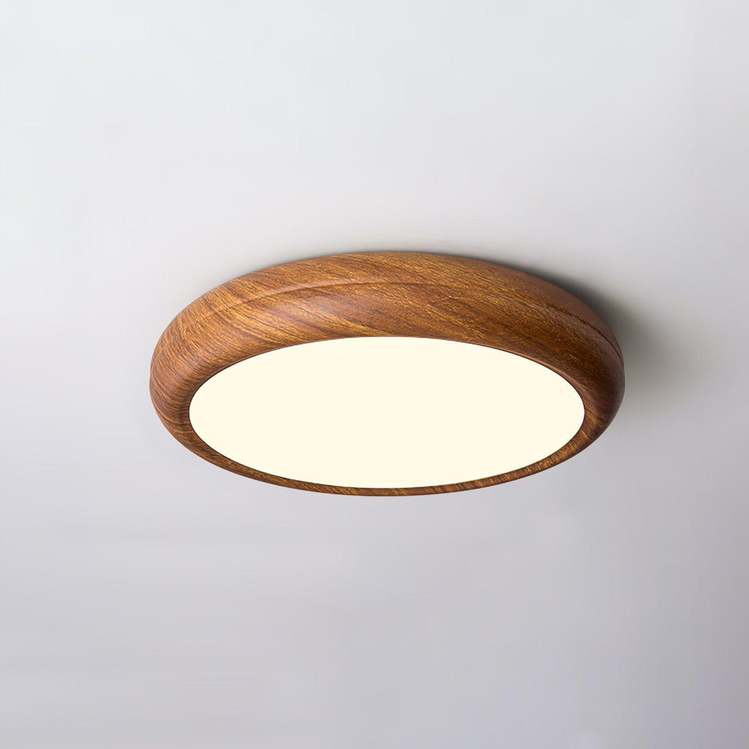 Okrągła lampa sufitowa z drewnianym wykończeniem