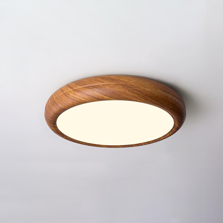 Okrągła lampa sufitowa z drewnianym wykończeniem