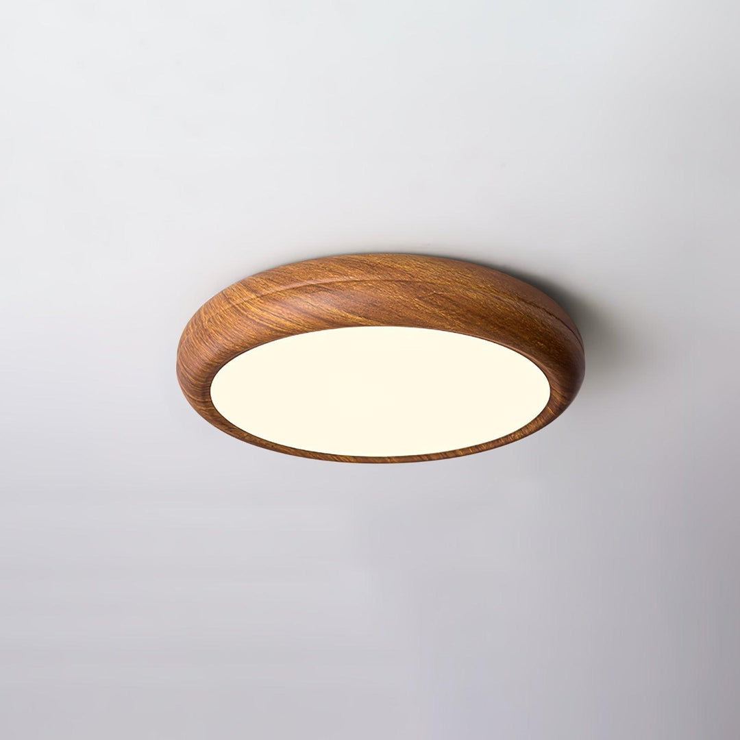 Okrągła lampa sufitowa z drewnianym wykończeniem