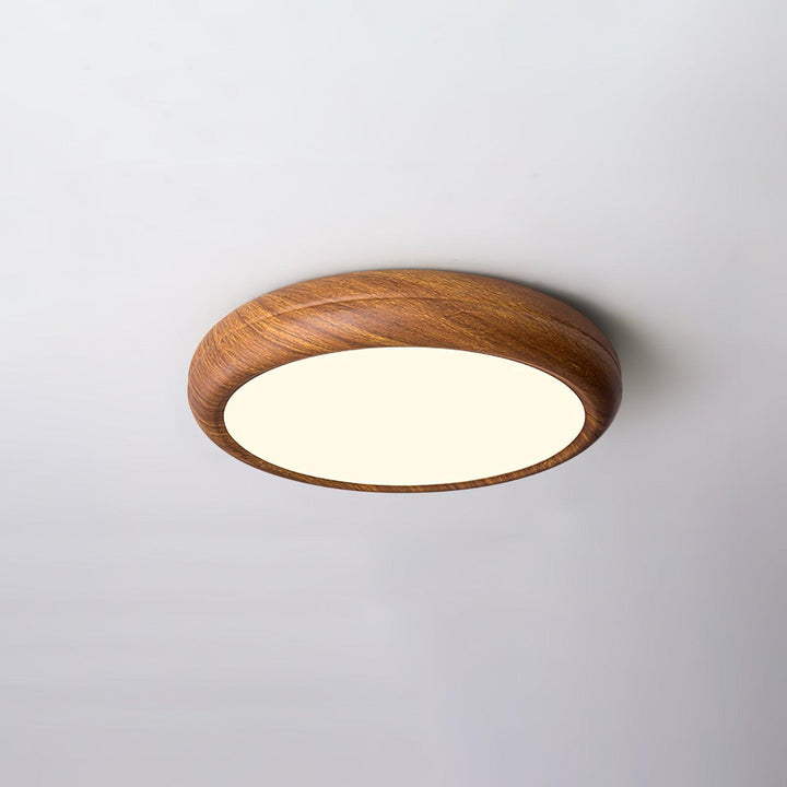 Okrągła lampa sufitowa z drewnianym wykończeniem
