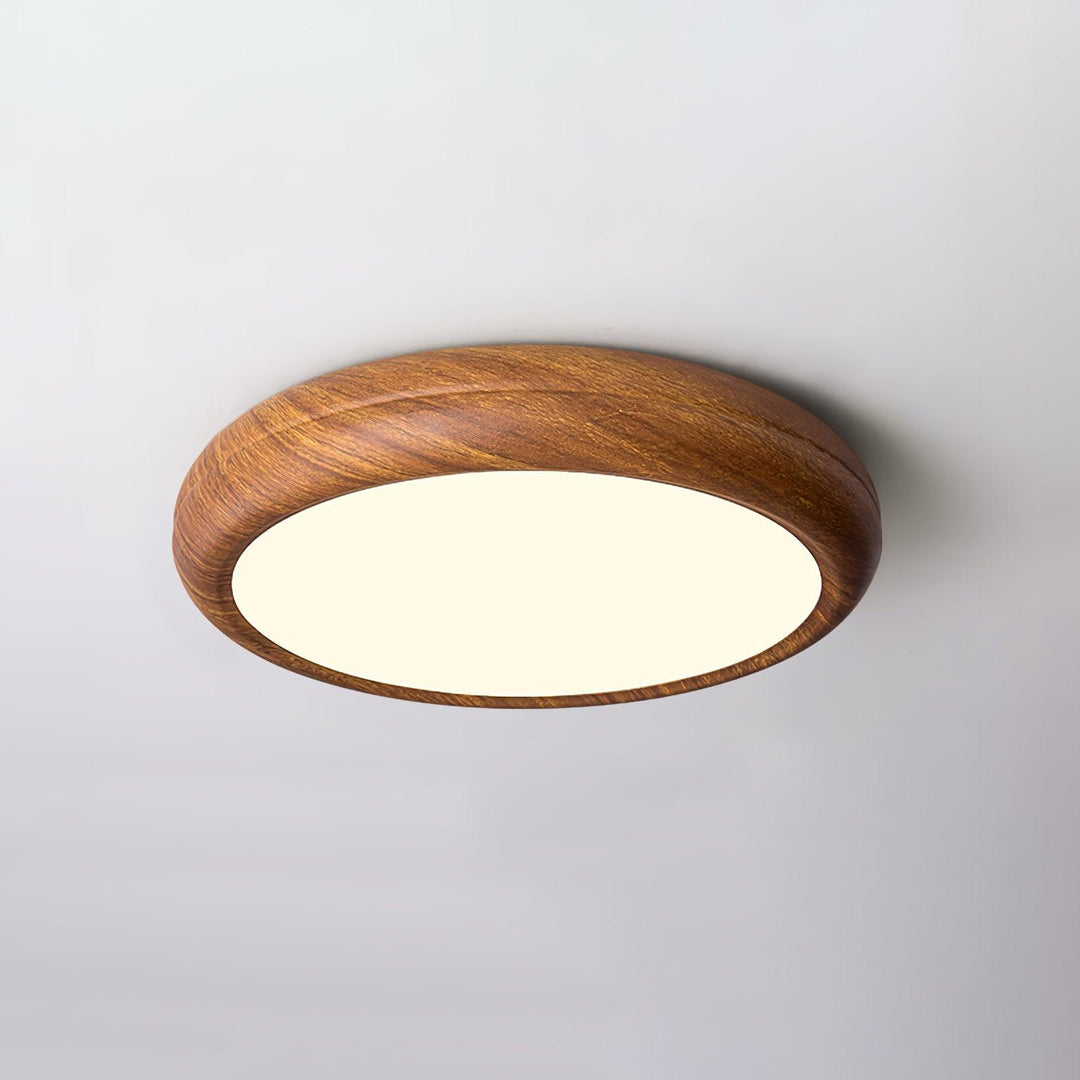 Okrągła lampa sufitowa z drewnianym wykończeniem