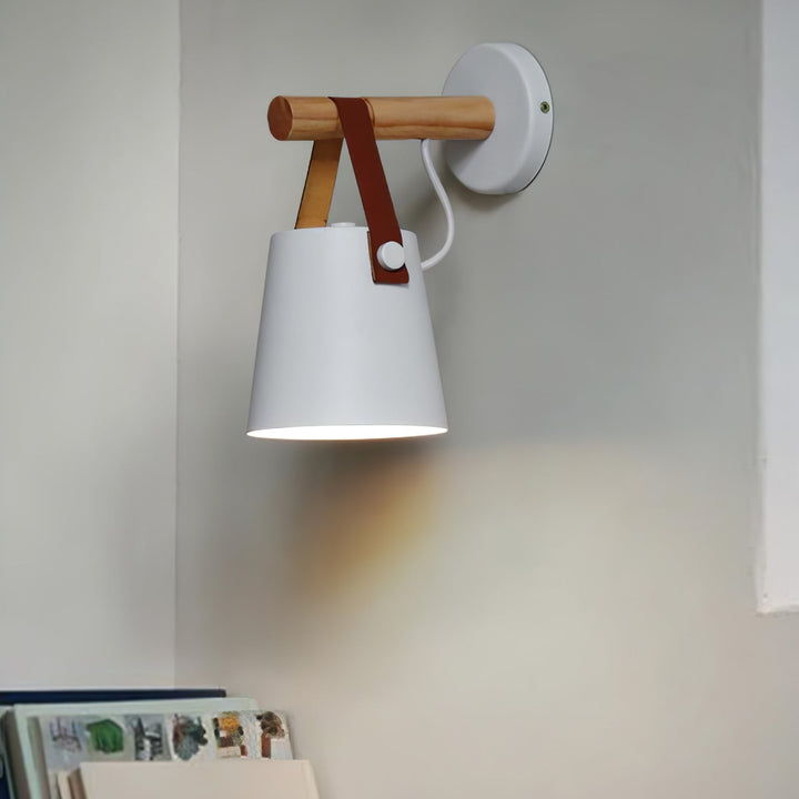 Stołowa lampa ścienna z drewna w kształcie stożka