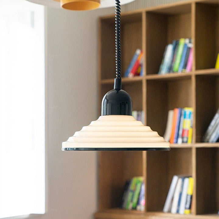 Francuska lampa wisząca z szklanym kloszem w kolorze kremowym