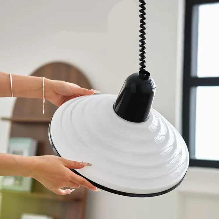 Francuska lampa wisząca z szklanym kloszem w kolorze kremowym