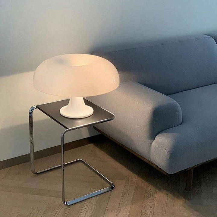 Minimalistyczna lampa stołowa w kształcie grzyba